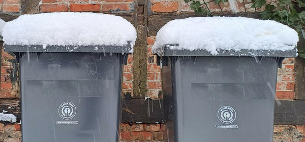 Bild vergrößern: Abfalltonnen Winter_