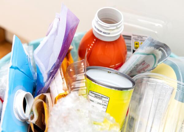 Bild vergrößern: Leere Leichtverpackungen gehren in die Gelbe Tonne
